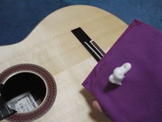 弦を取り外したら、掃除のチャンスです。クロス（楽器専用布またはやわらかい布）で拭きましょう。楽器に適したクリーナーやワックスを使ってもよいでしょう。なくても構いません。